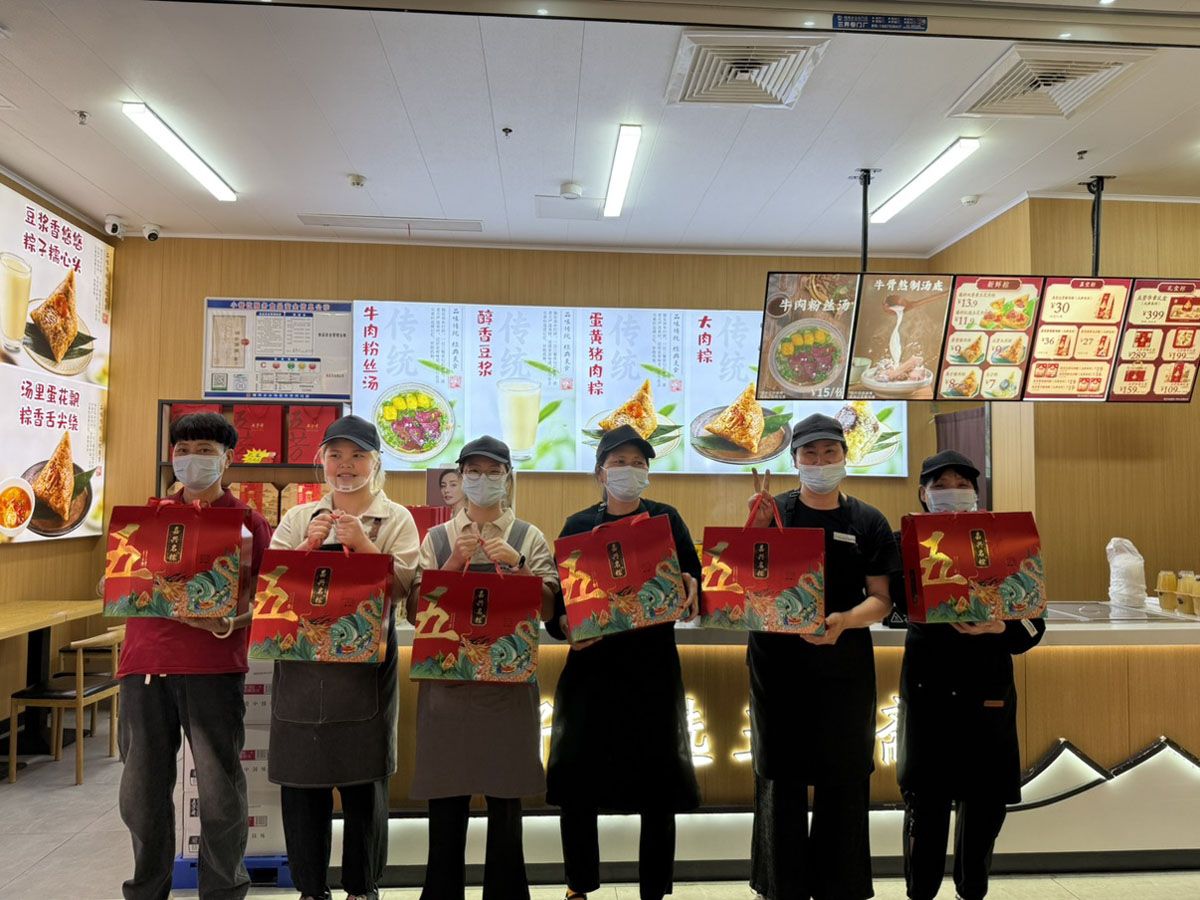 當(dāng)端午艾草撞上六一棒棒糖！這家公司把打工牛馬變成3歲小孩